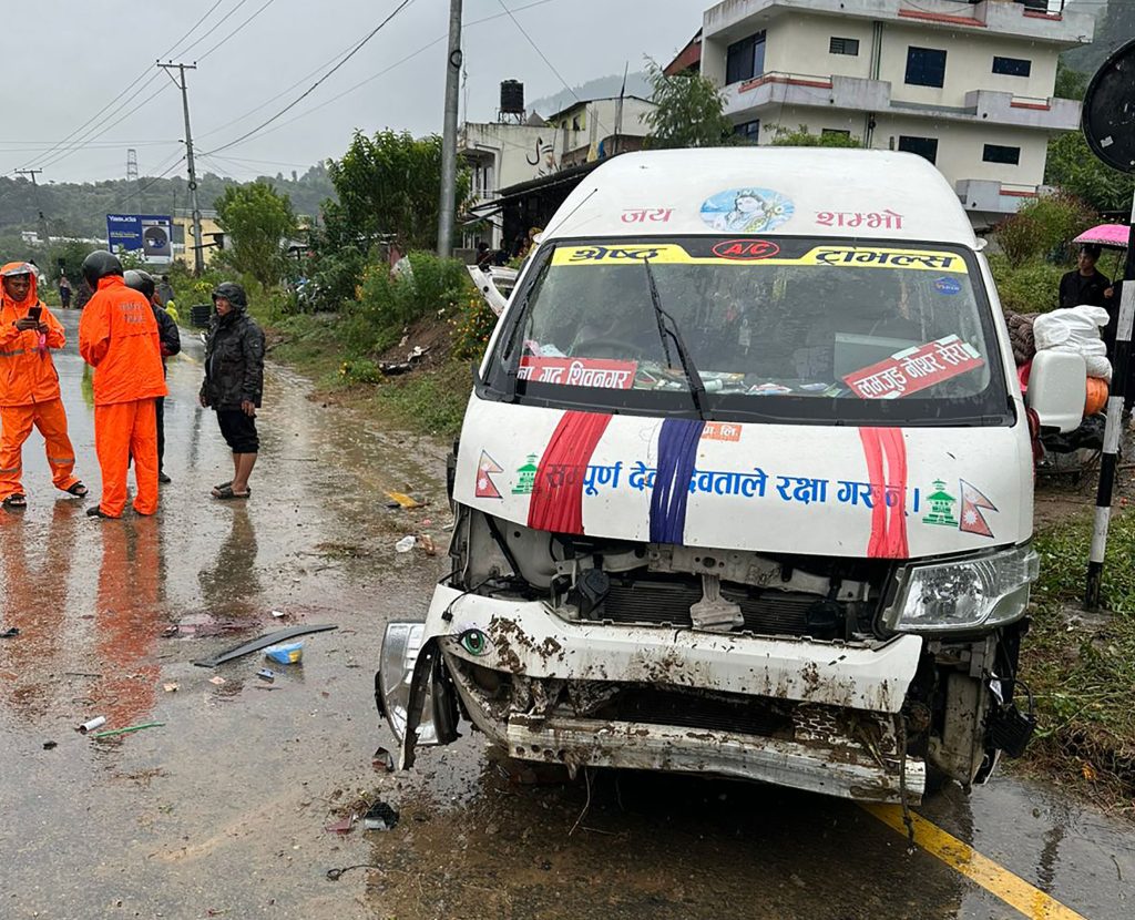 तनहुँमा माइक्रो बस दुर्घटना: १४ जना घाइते