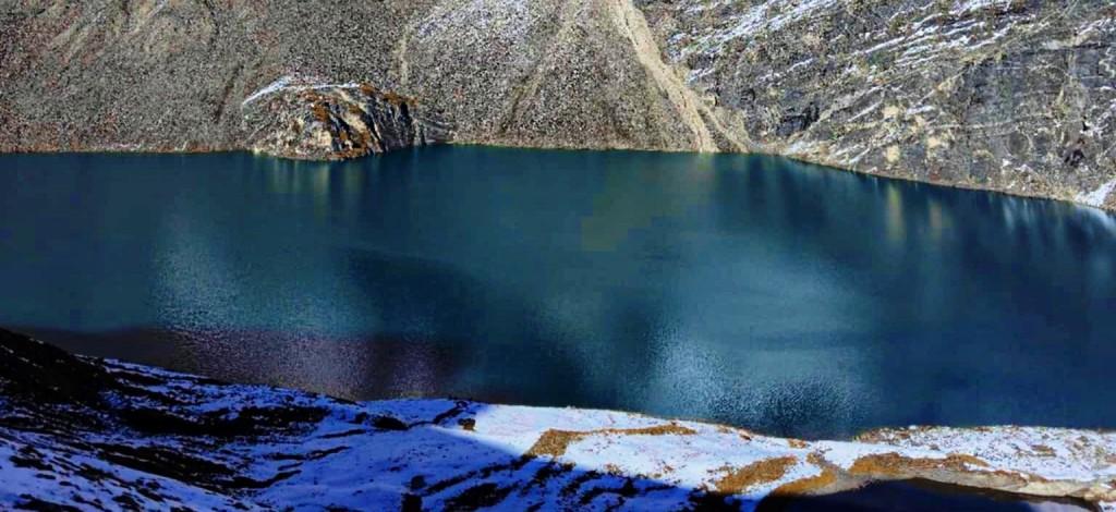 समुद्री सतहदेखि चार हजार ७०० मिटर उचाइमा रहेको  गुठिचौरको आकासे ताल पर्यटकको रोजाइमा