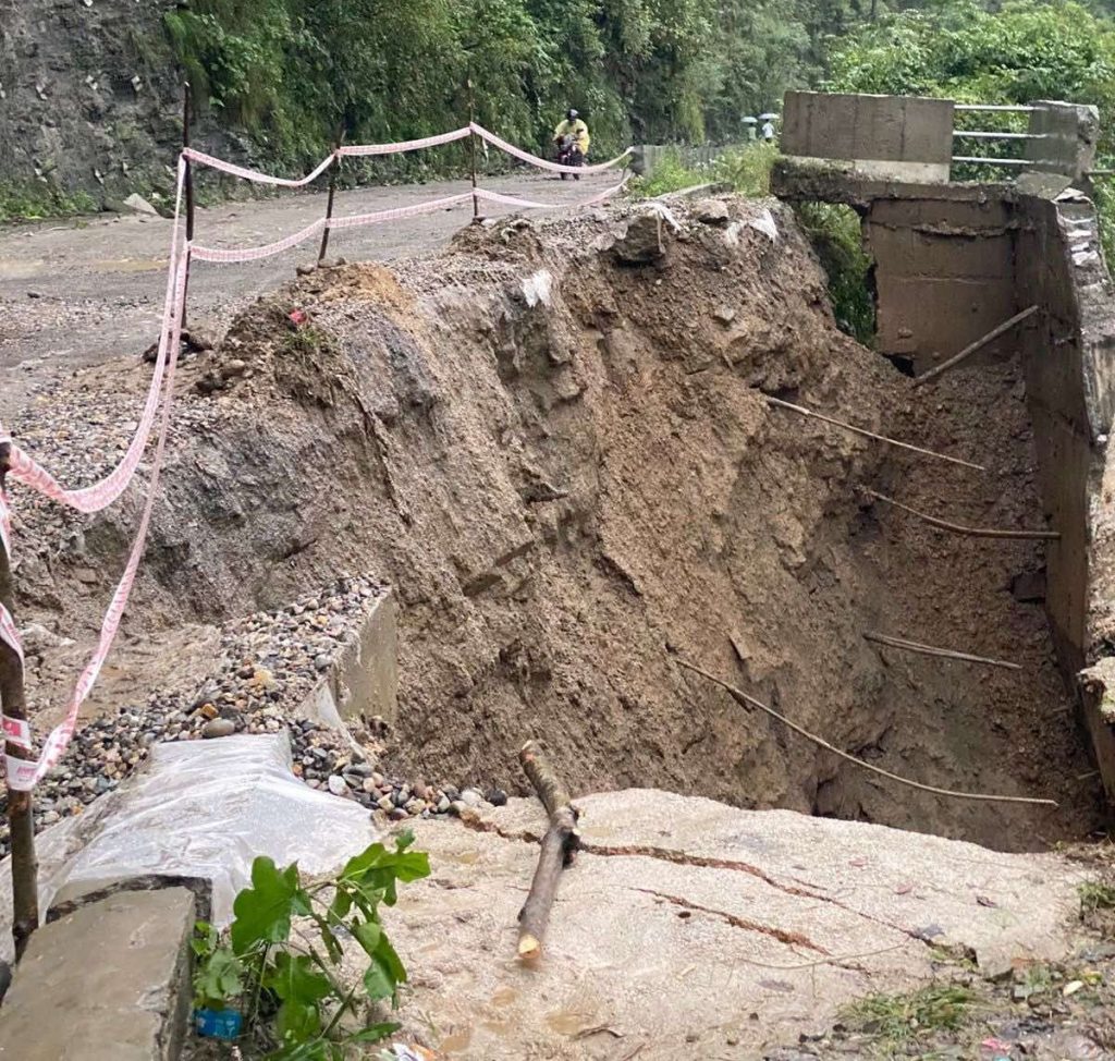 पृथ्वीराजमार्गको आँबुखैरेनीमा सडक भासिएपछि एकतर्फी यातायात सञ्चालन