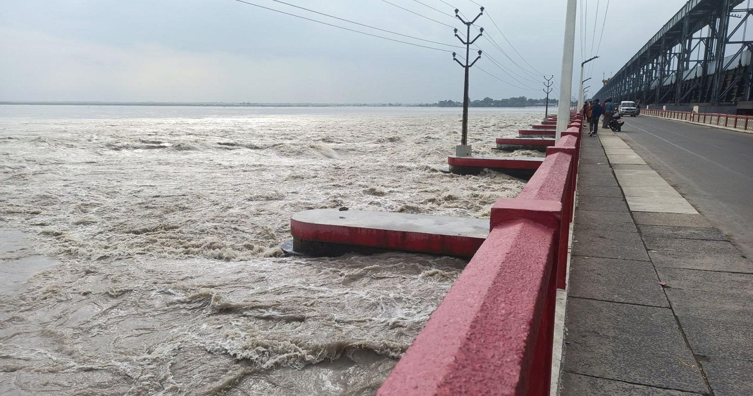 सप्तकोशीमा जलसतह बढ्यो, कोशी ब्यारेजका ४३ ढोका खोलिए