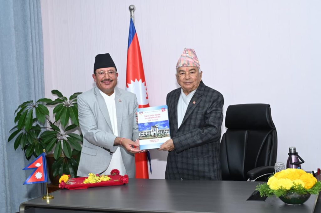 राष्ट्रपति पौडेलसमक्ष निर्वाचन आयोगको प्रतिवेदन पेस