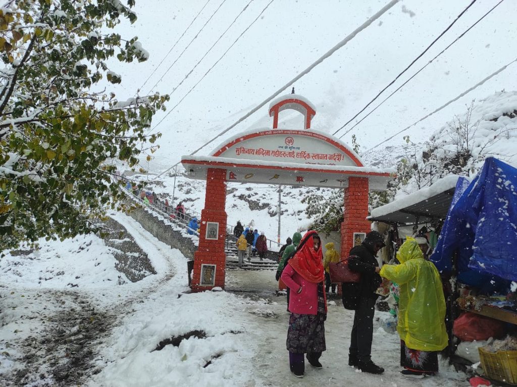 मुस्ताङमा हिमपातसंगै किसान र पर्यटन व्यवसायी उत्साहित, पदमार्ग अवरुद्ध