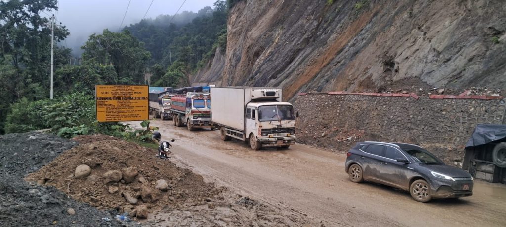 दाउन्नेबाट दुम्किबास निस्किन १२ घण्टाकाे जाम, प्रहरीले गर्यो वैकल्पिक मार्ग प्रयोग गर्न अनुरोध