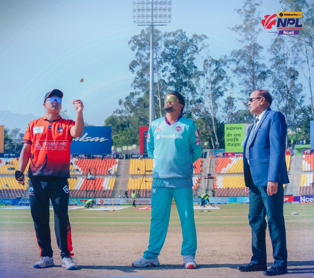 चितवन राइनाेजले टस जितेर बलिङ गर्दै