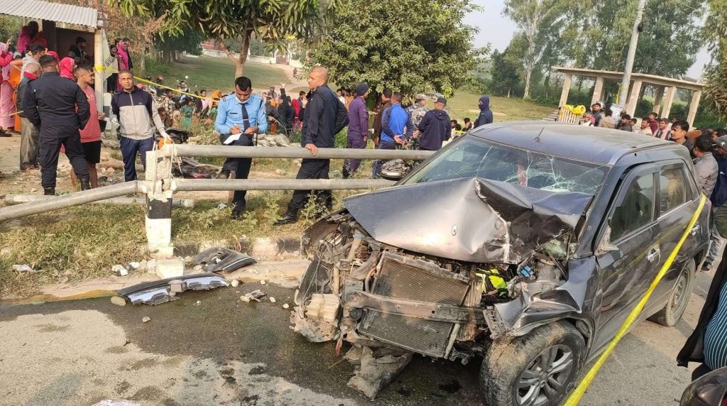धनुषामा कारको ठक्करबाट महिलाको मृत्यु : मृतकका श्रीमान् घाइते