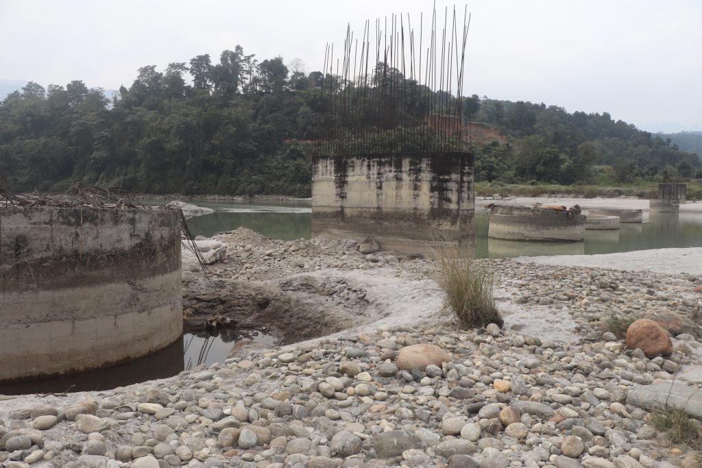 अरुण नदीको लम्सुवाघाट पुल चार करोड खर्चिएर पनि १५ वर्षदेखि अलपत्र