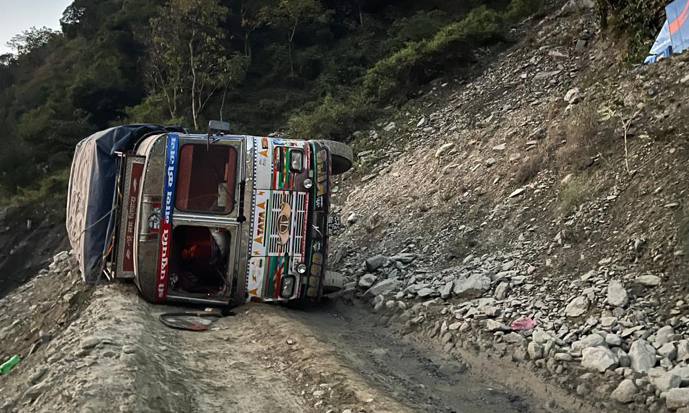 बीच सडकमै ट्रक पल्टिएपछि कान्तिलोकपथ सडक अवरुद्ध