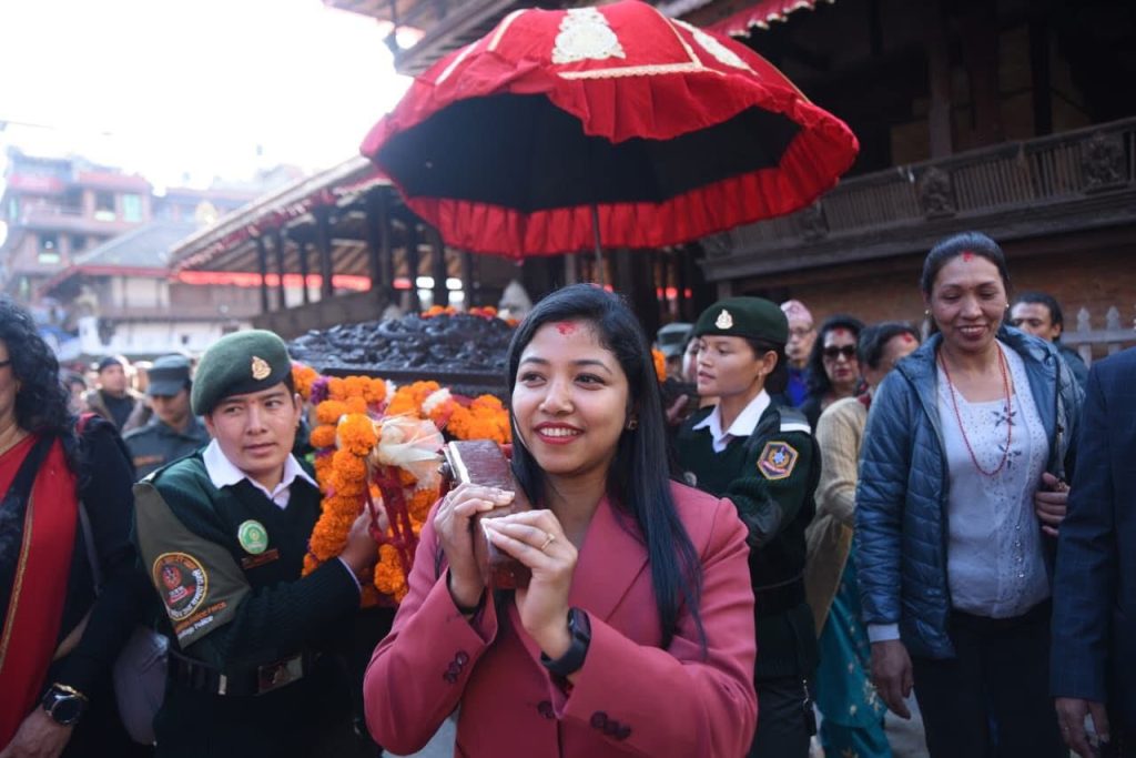 सम्पदालाई प्राचीनतामा फर्काउन उपप्रमुखको नेतृत्वबाट नतिजा : बेलायतबाट फर्काइएको कुमारी घरको तोरण पुनःस्थापना