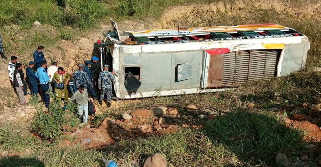 नवलपरासीकाे मध्यविन्दुमा बस दुर्घटना, २० जना घाइते