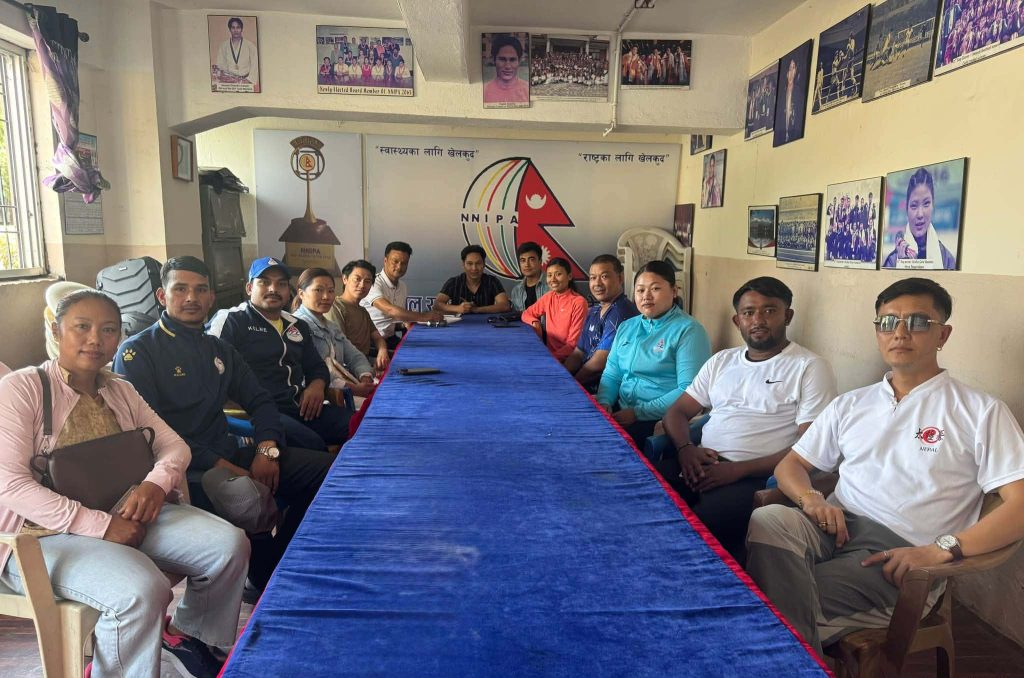 राष्ट्रिय तथा अन्तर्राष्ट्रिय खेलाडी संघ फुटबलरहरुको साथमा