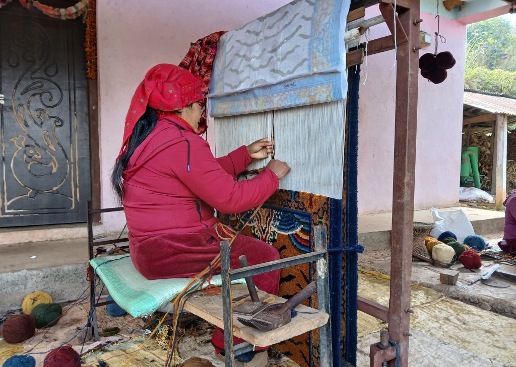 मेहनत अनुसारको ज्याला नपाएपछि धादिङका महिलाले छाडे गलैँचा बुन्न