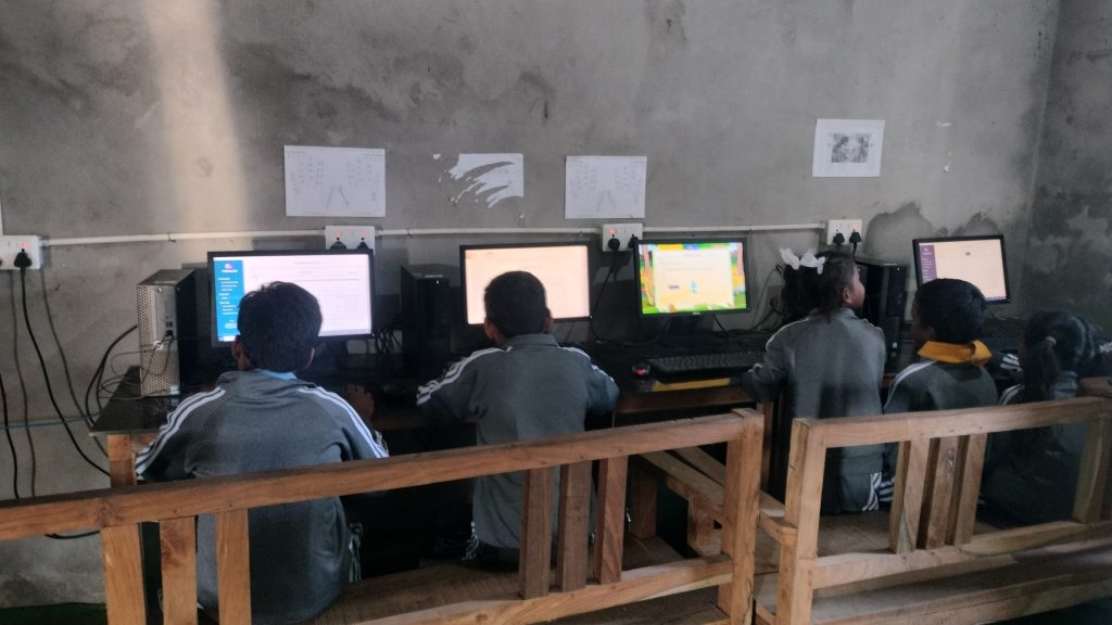 दाताको सहयोगमा बालबालिकालाई कम्प्युटर शिक्षा