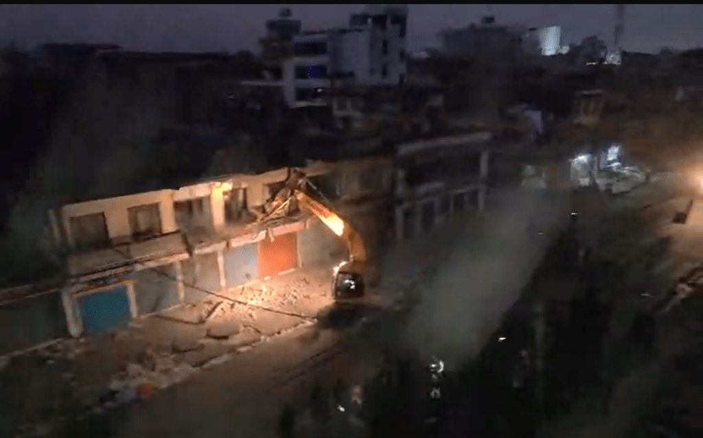 हेटौँडामा चल्यो डोजर : २५ मिटर सडक खाली गराउन ५३१ घर भत्काइँदै, दशकौँदेखिको प्रयास बल्ल कार्यान्वयनमा