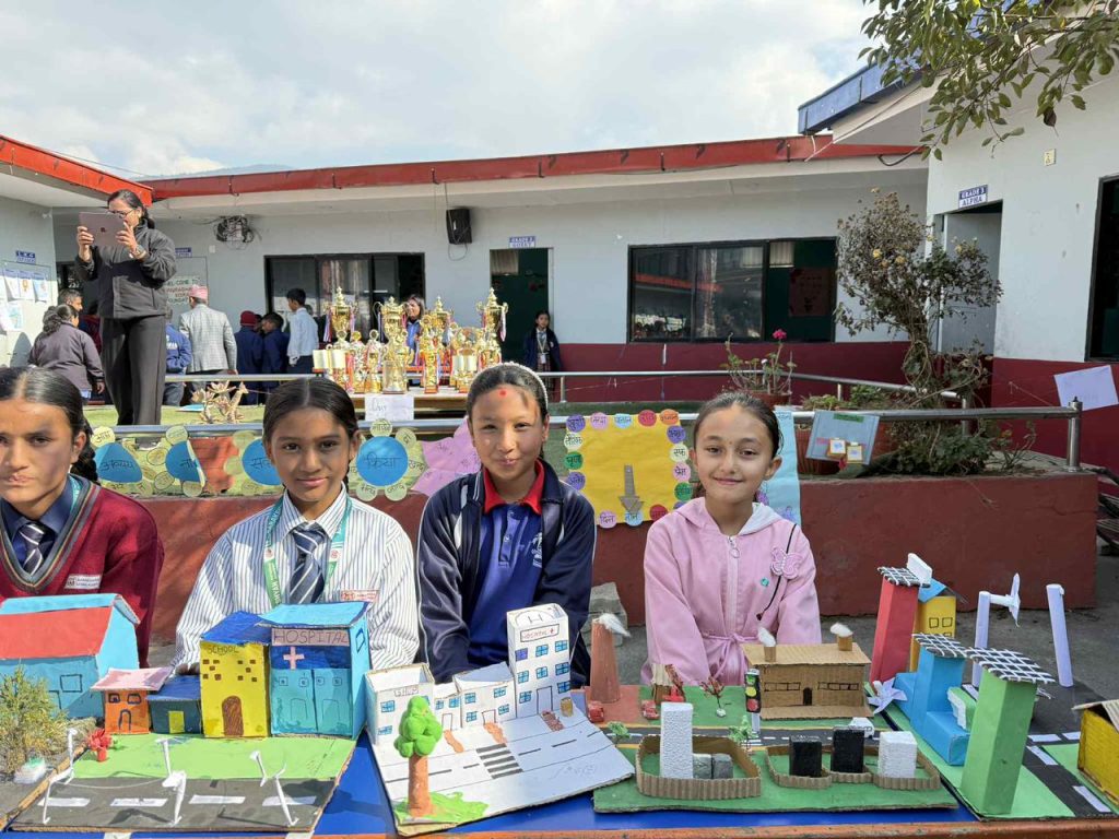 आरक्षण नेसनल स्कुलमा ‘बृहत शैक्षिक प्रदर्शनी’, विद्यार्थीको सिर्जनामा रमाए अभिभावक