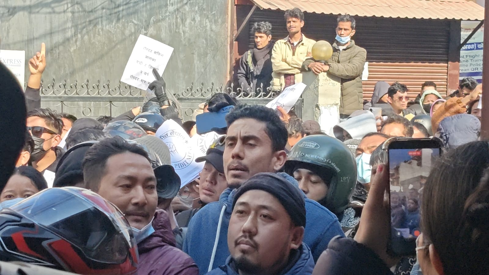 कोरिया जान भाषा पास गरेर पनि ‘रोष्टर’मा थुनिएका युवा सडकमा, इपीएस कार्यालय अगाडि प्रदर्शन