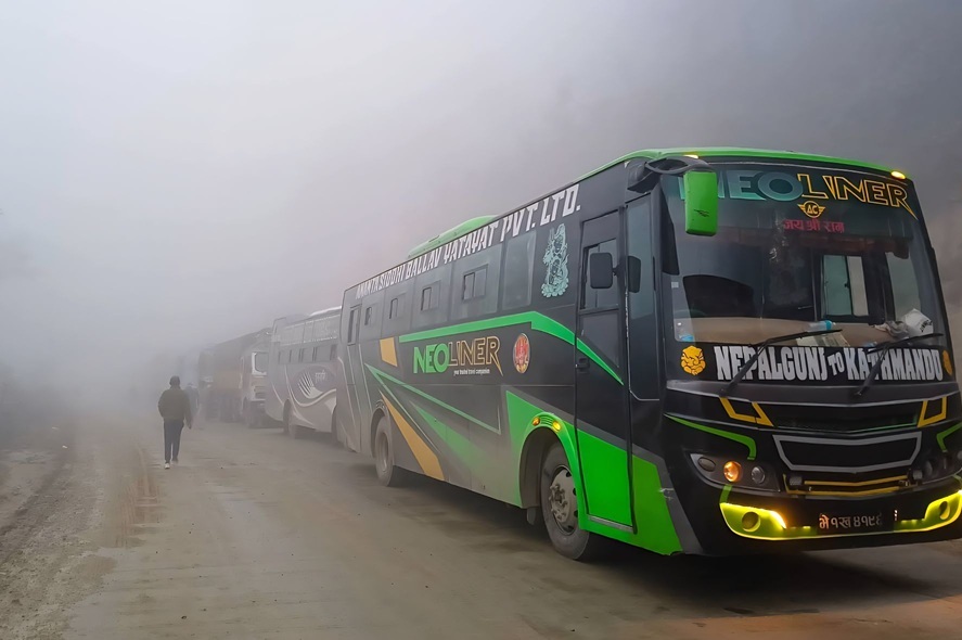 शीतलहरले दाउन्ने खण्डको सडक चिप्लो भएपछि सास्ती: वैकल्पिक मार्ग प्रयोग गर्न आयोजनाको आग्रह