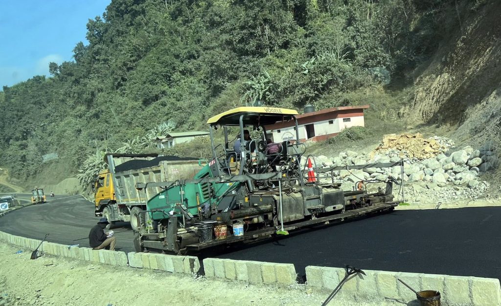 मुग्लिन–पोखरा सडकको पश्चिम खण्डमा कालोपत्र सुरु, मौरीओडारमा काम तीव्र