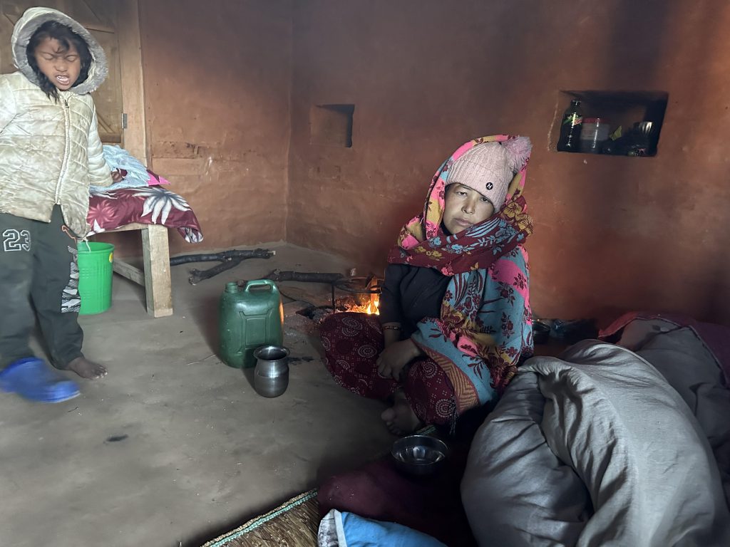 दैलेखको रातामाटामा ‘बर्थिङ सेन्टर’ टाढा, गर्भवतीलाई स्ट्रेचरमा बोक्ने पुरुषको अभाव