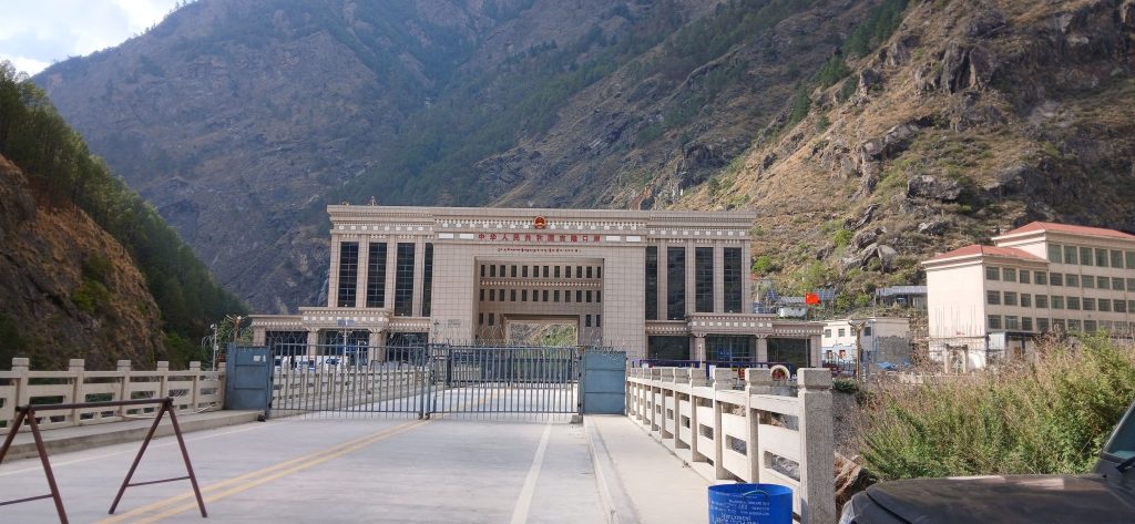 ६ महिनापछि रसुवागढी नाका खुल्यो : मितेरी पुलबाट आवतजावत सुरु