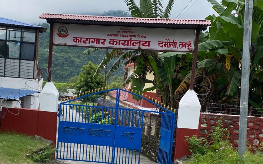 तनहुँ कारागारबाट फरार ६८ कैदीबन्दी अझै सम्पर्कविहीन : अवैध पेस्तोलसहित बाराका एक युवा पक्राउ