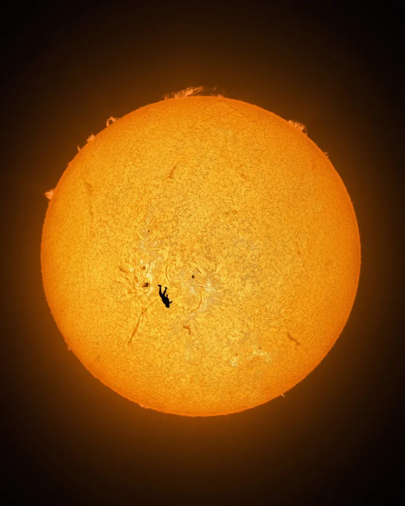 ‘द फल अफ इकारस’: सूर्यको अगाडि मानिसको छाया देखिने त्यो अद्भुत तस्बिर कसरी खिचियो?