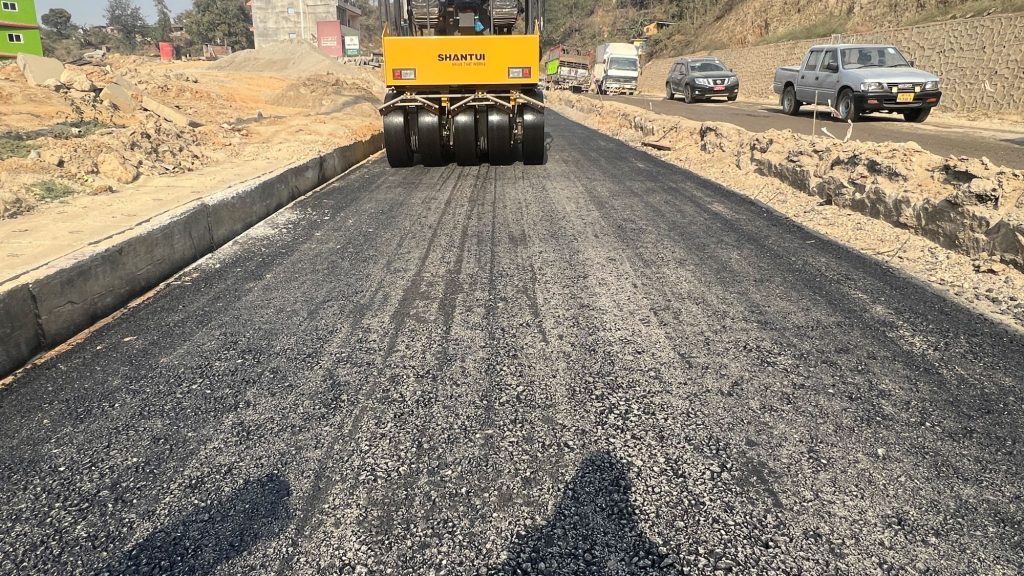 नागढुङ्गा नौबिसे सडक दैनिक पाँच घण्टा बन्द हुने