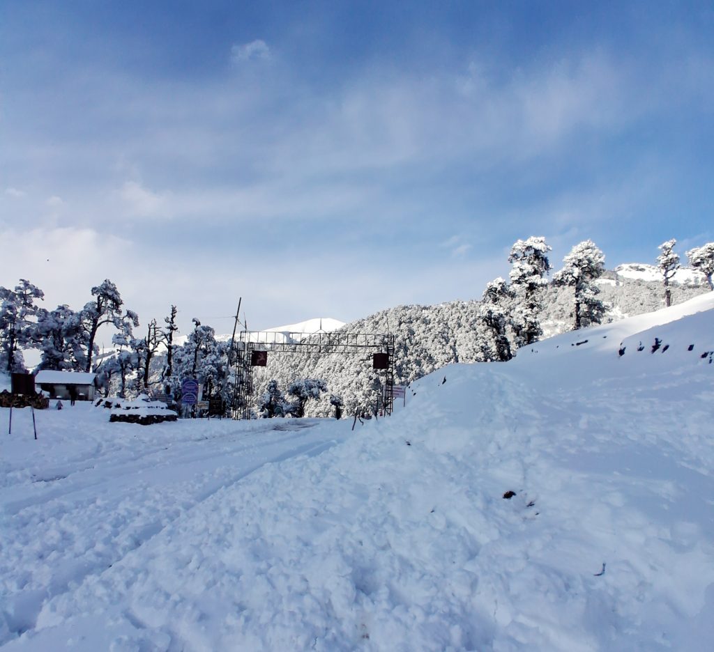 हिमपातले मध्यपहाडी लोकमार्ग दुई दिनदेखि ठप्प, ३०० यात्रुको उद्धार