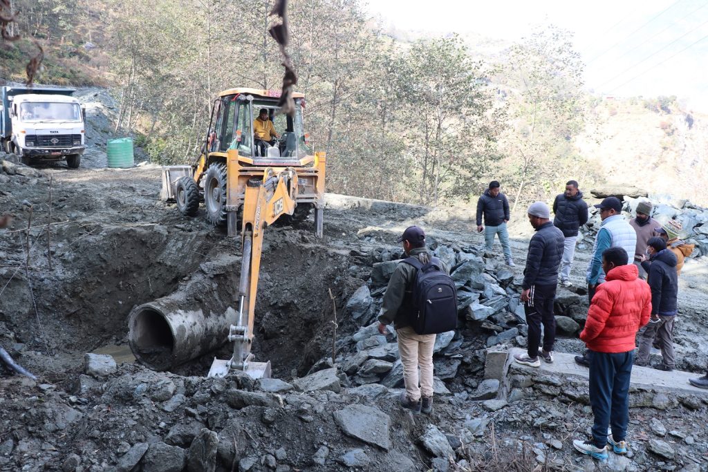 म्याग्दीमा सडक निर्माणमा माटो मिसिएको गिट्टी प्रयोग गरेपछि जनप्रतिनिधिले भत्काए ढलान