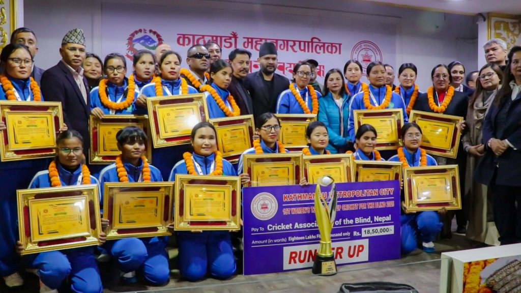 विश्वकप उपविजेता नेत्रहीन महिला क्रिकेट टोलीलाई काठमाडौँ महानगरद्वारा नगदसहित सम्मान