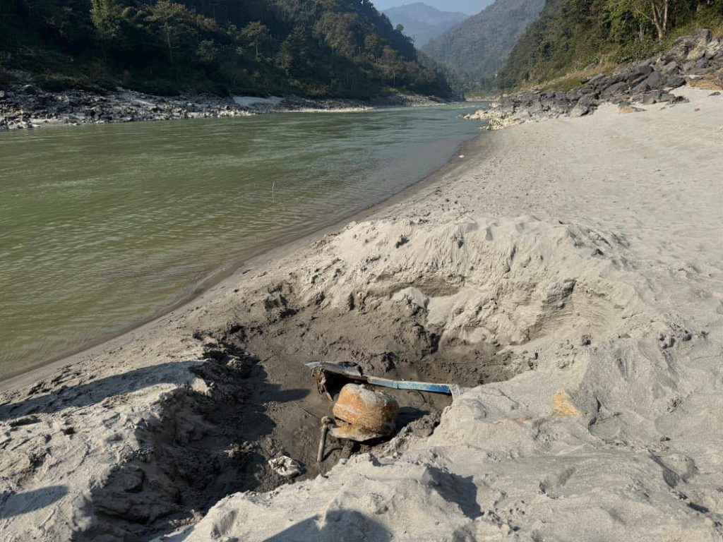 सिमलतालमा पहिरोकाे ६ महिनापछि त्रिशूली किनारमा भेटिएकाे बसको उत्खनन जारी, ‘गणपति डिलक्स’ भएको आशंका