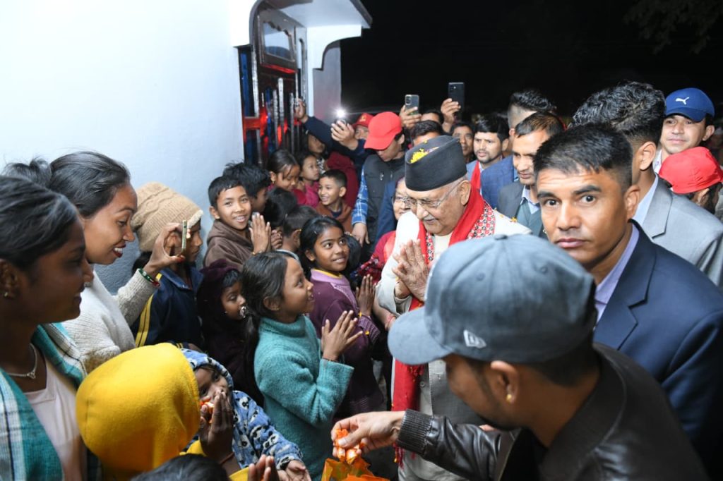 ‘भ्रम चिर्नुस् र प्रत्येक मतदाताको घरदैलोमा पुग्नुस्’: कार्यकर्तालाई अध्यक्ष ओलीको निर्देशन