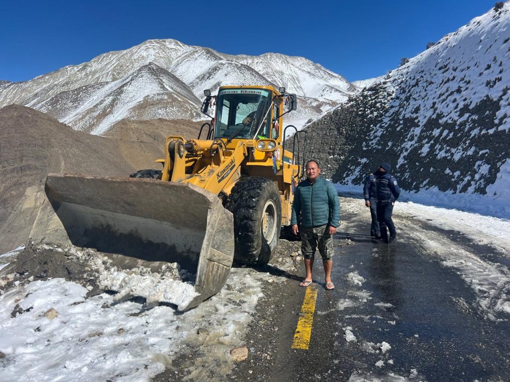 हिमपातले अवरुद्ध कागबेनी–मुक्तिनाथ सडक खुलाउन डोजर परिचालन, सयौँ दर्शनार्थी अलपत्र