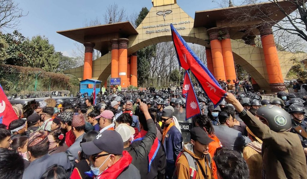 पूर्वराजा ज्ञानेन्द्र शाह काठमाडौँमा: विमानस्थलमा समर्थकको भीड, सुरक्षा व्यवस्था अत्यन्त कडा