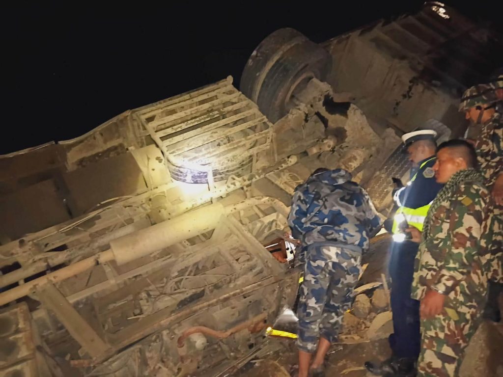 धादिङमा यात्रुवाहक बस दुर्घटना: १७ जनाको मृत्यु, २४ घाइते, त्रिशूली नदीमा खस्यो बस