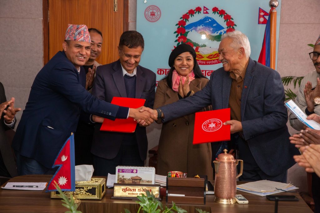 स्वास्थ्य उपकरण खरिदका लागि कीर्तिपुर अस्पताललाई काठमाडौँ महानगरको १ करोड सहयोग