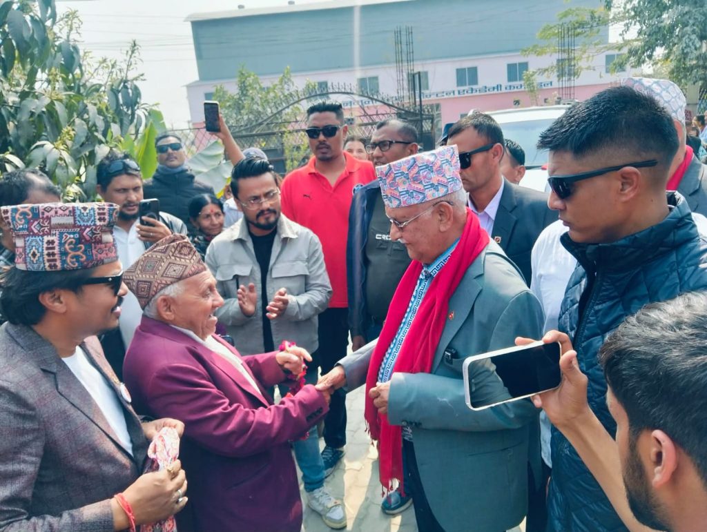 ‘तपाईले ओत दिनुभयो, हामी न्यानो साथ दिन्छौं’: दमकको नमुना बस्तीमा अध्यक्ष ओली पुग्दा भावुक बने स्थानीय