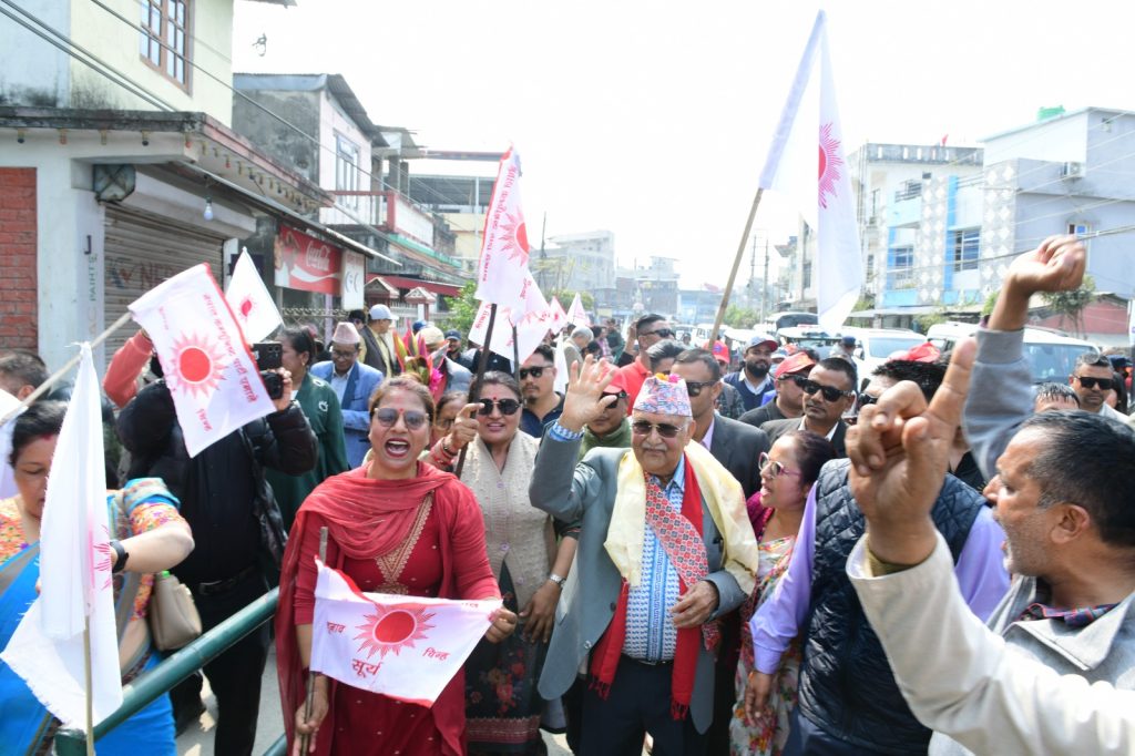 दमकको भ्युटावर देखाउँदै स्थानीयले ओलीलाई भने– ‘विकास देखिनसहने शत्रु लागे’