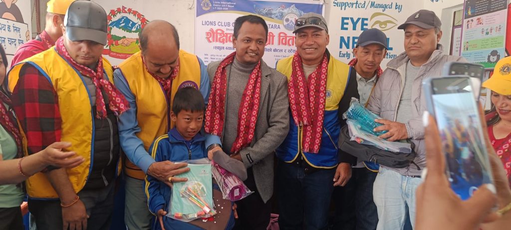 साँखु आधारभूत विद्यालयका विद्यार्थीलाई शैक्षिक सामग्री र न्यानो कपडा वितरण