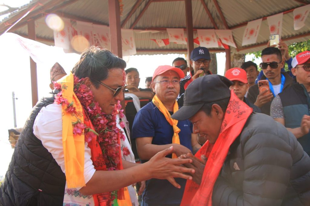 डाँडापारीलाई कफी र जडिबुटीको ‘हब’ बनाउने एमाले उम्मेदवार अमित लामाको घोषणा; पार्टी प्रवेशको लहरले एमाले उत्साहित