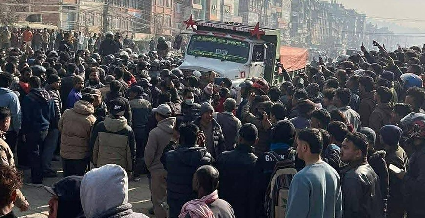 टिपरको ठक्करबाट स्कुटर चालकको मृत्युपछि बनेपा तनावग्रस्त, आक्रोशित भीडद्वारा टिपरमा आगजनी