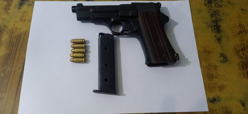 झापाको बिर्तामोडबाट जेनजी आन्दोलनका क्रममा प्रहरीबाट लुटिएको पेस्तोल र ४० राउन्ड गोली बरामद; एक पक्राउ, अर्का फरार