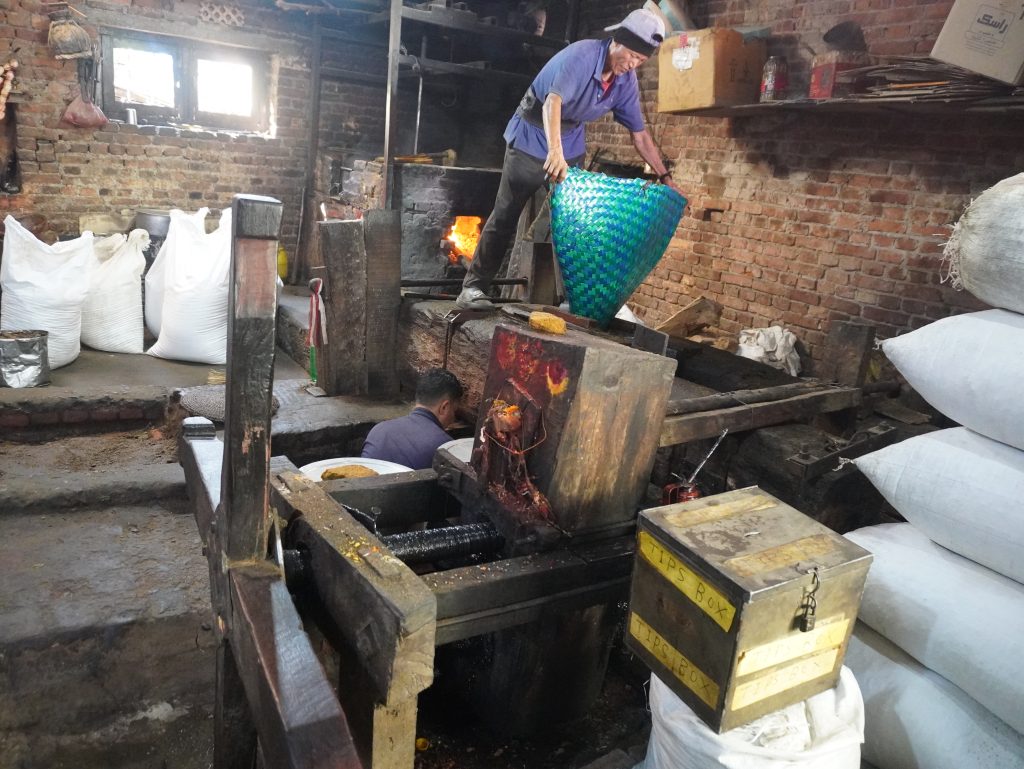 खोकनाको पहिचान : ३०० वर्ष पुरानो काठको कोलबाट अझै पेलिन्छ तेल