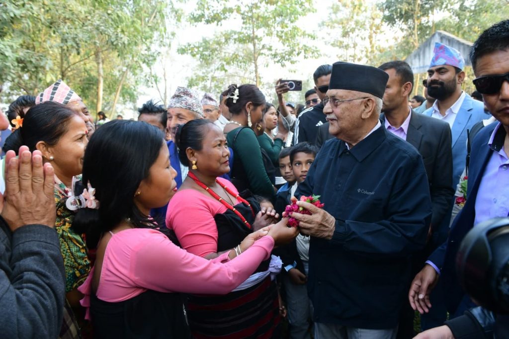 दमकका टोल–टोलमा पुग्दै एमाले अध्यक्ष ओली: यस्तो छ आजको कार्यतालिका