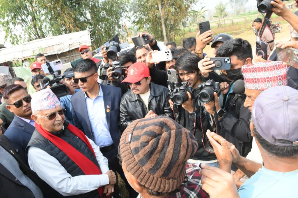 ओलीसँग झापाली मतदाताले भने : ‘राज्यको सम्पत्ति जलाउने विध्वंशकारीलाई कारबाही होस्’