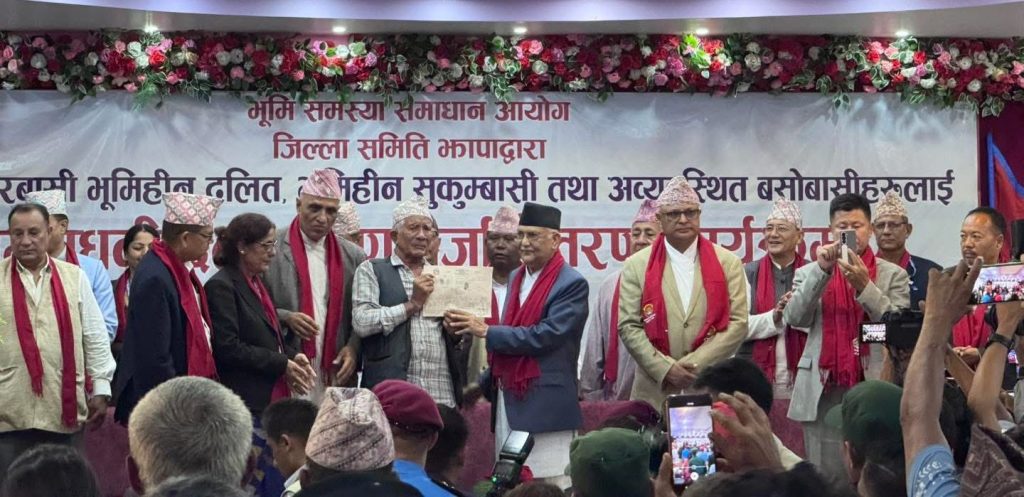 अदालतबाट पुनःस्थापना भए पनि झापामा पुर्जा वितरण अन्योलमा, ५० हजार सुकुम्बासी मारमा