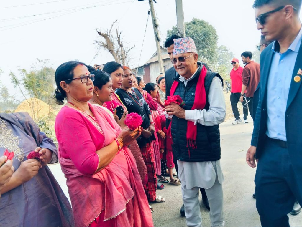 पूर्वप्रधानमन्त्री ओलीसँग खयरबारीबासीले भने, ‘खोलो त बाँधियो, अब धनीपुर्जा चाहियो’