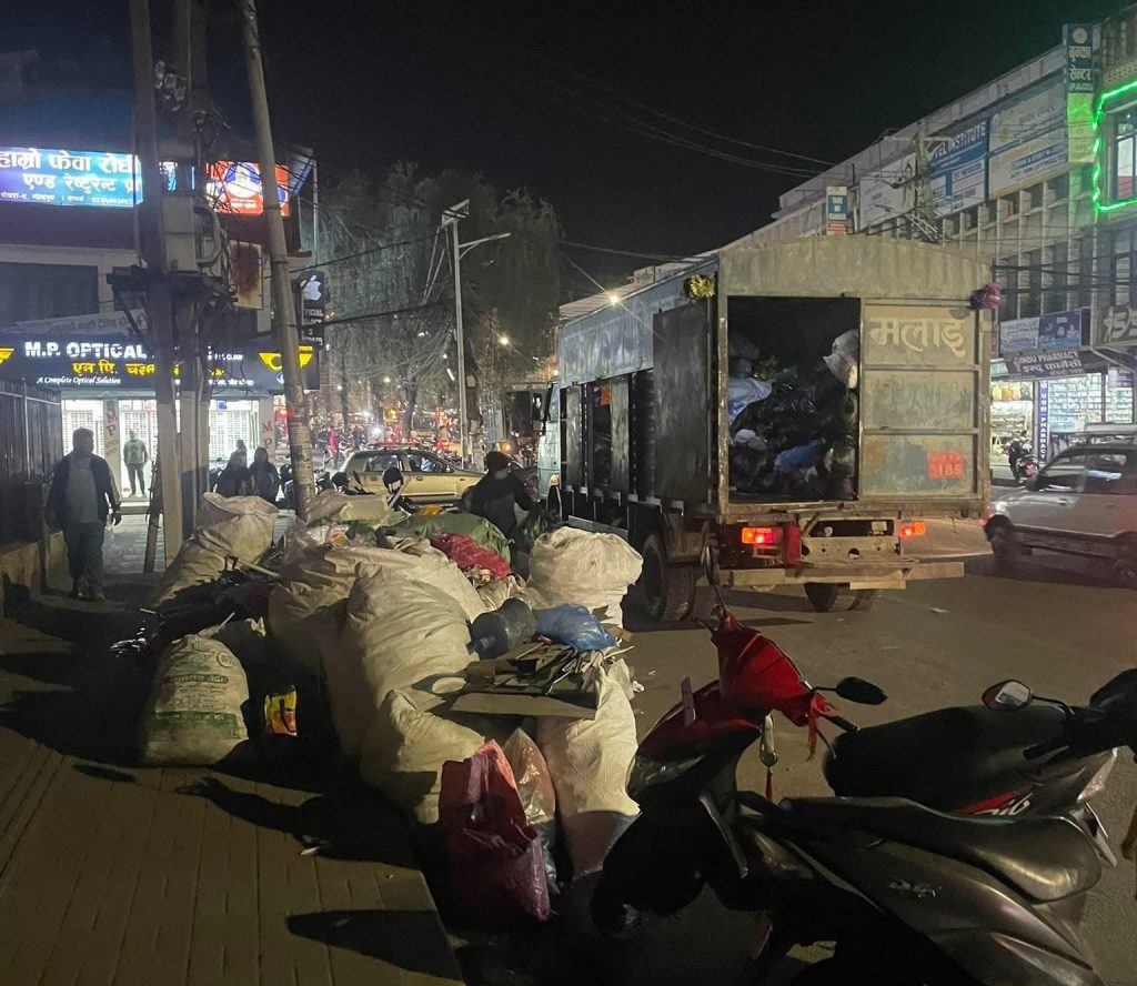 दुई सातापछि पोखरामा फोहर उठ्न थाल्यो : शनिबारसम्म सहर सफा हुने, जथाभावी फाल्नेलाई कारबाहीको चेतावनी