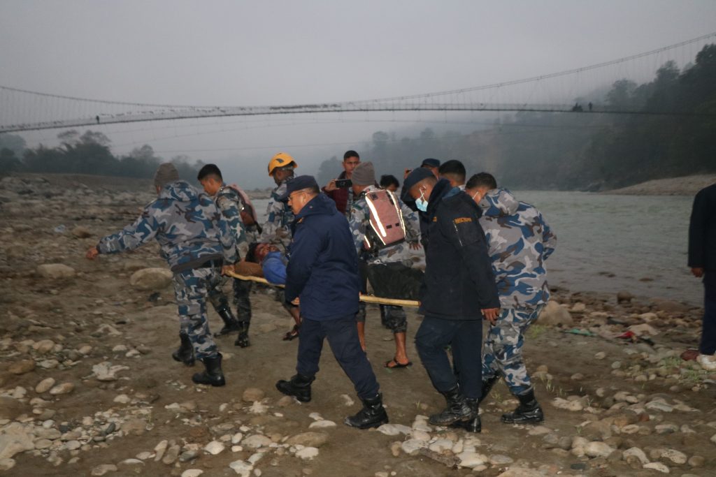 धादिङ बस दुर्घटनाः बसभित्र च्यापिएका यात्रुको ५ घण्टापछि जीवितै उद्धार