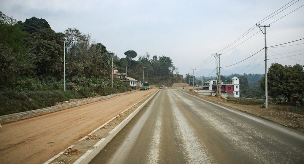 राजमार्ग विस्तारमा प्राधिकरणको बेवास्ता : सडकबीचमै बिजुलीका पोल, धराप बन्दै पृथ्वी राजमार्ग