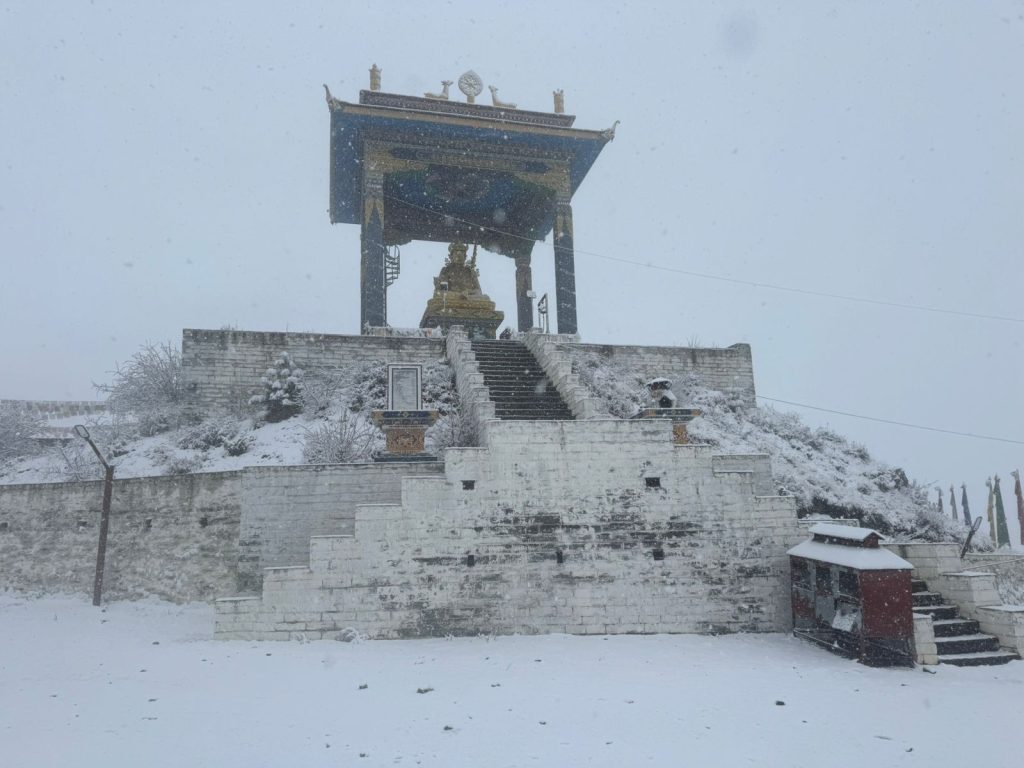 मुस्ताङको मुक्तिक्षेत्रमा भारी हिमपात: जनजीवन प्रभावित, सडक अवरुद्ध हुने जोखिम